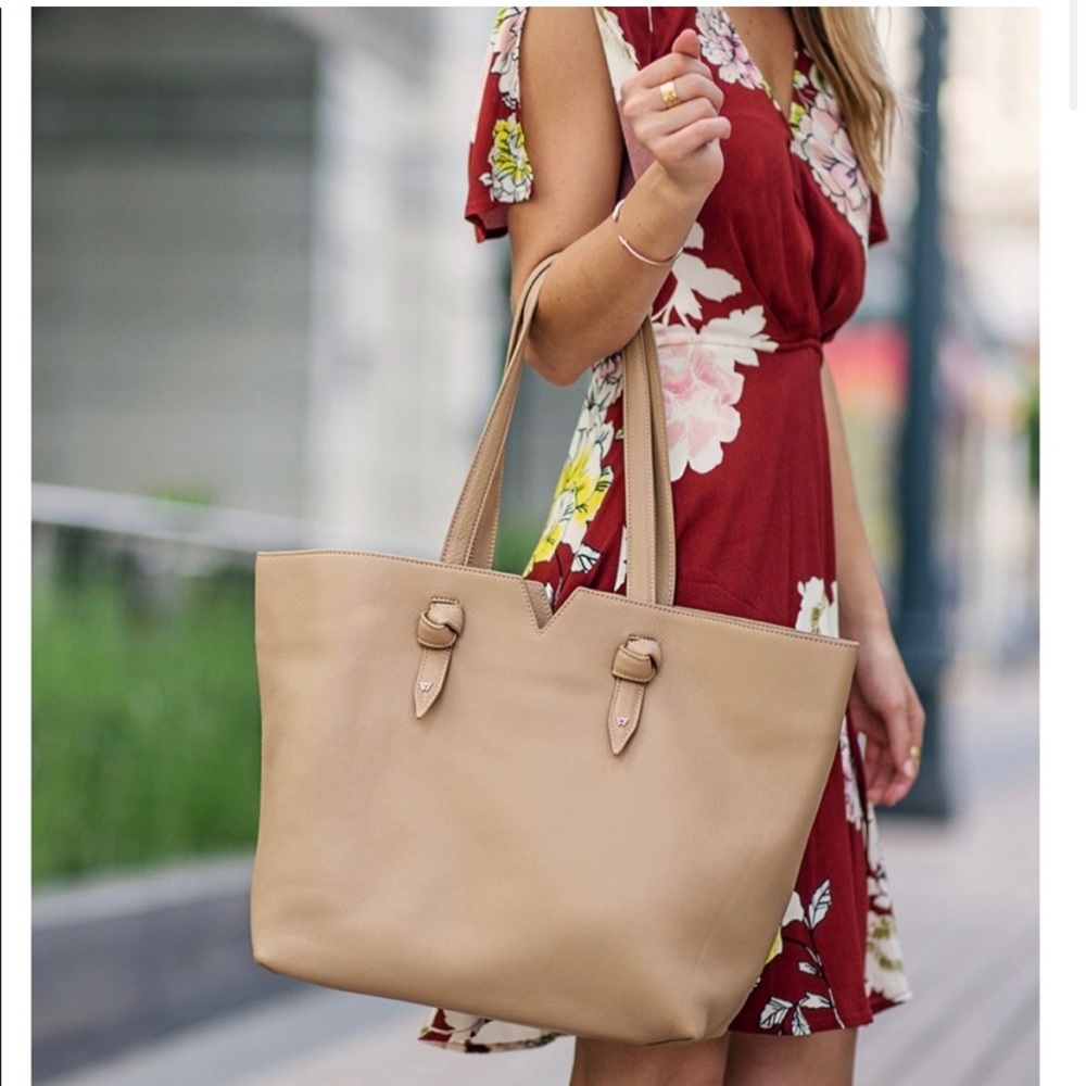 Kelly Wynne Town Lake Tote Beige